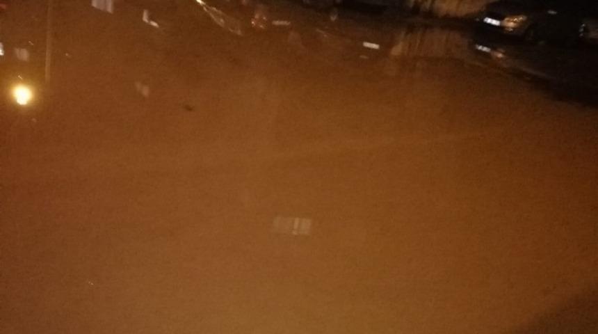 Yağmur suyu caddeyi g&ouml;le &ccedil;evirdi