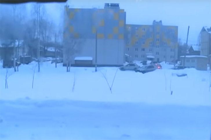 Kapıyı açtı, komşusunu annesine tecavüz ederken yakaladı!  G4