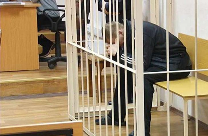 Kapıyı açtı, komşusunu annesine tecavüz ederken yakaladı!  G3