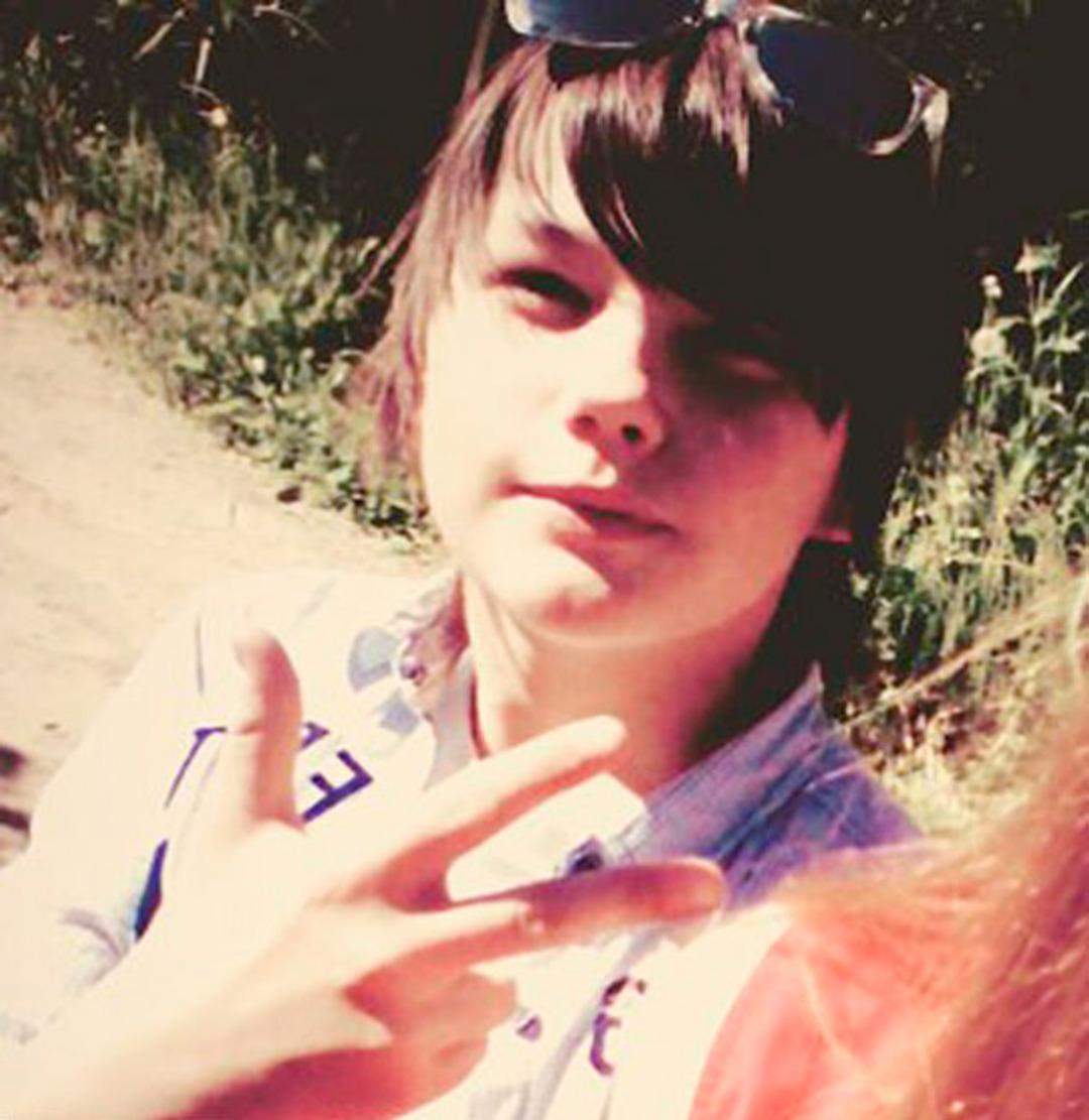 Kapıyı a&ccedil;tı, komşusunu annesine tecav&uuml;z ederken yakaladı! 