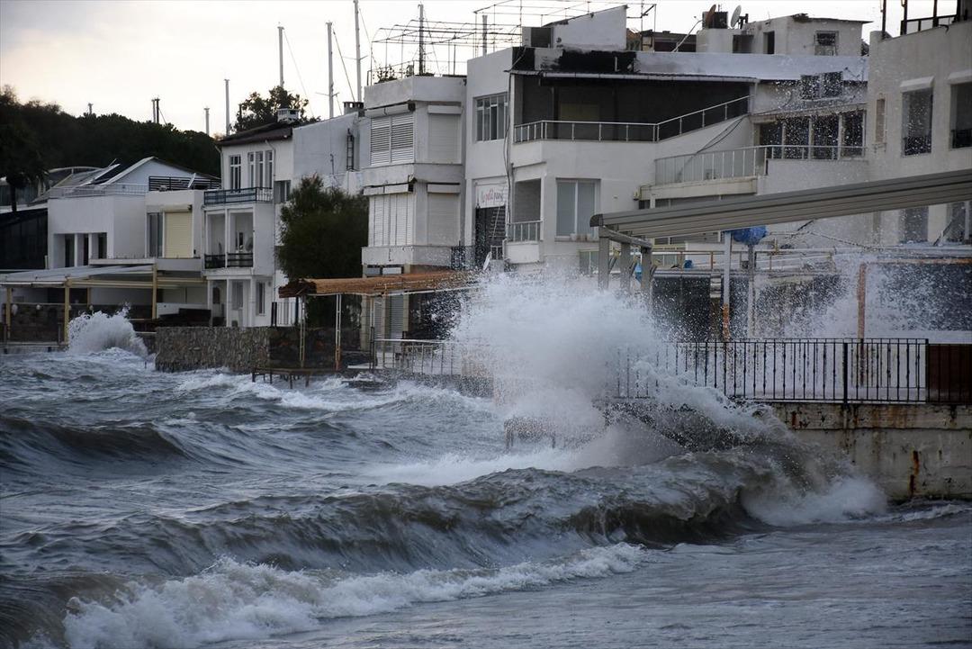 Fethiye ve Bodrum'da fırtına &ccedil;atıları u&ccedil;urdu