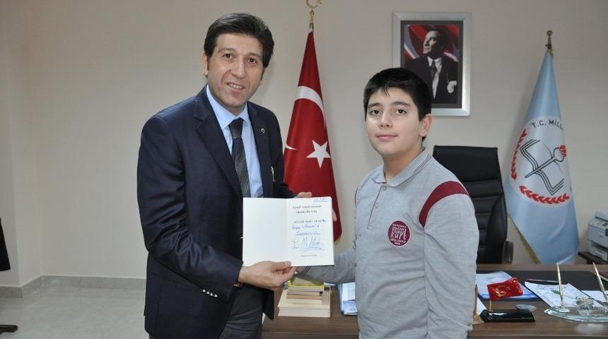 Uzay merakı 11 yaşında 2 kitap yazdırdı