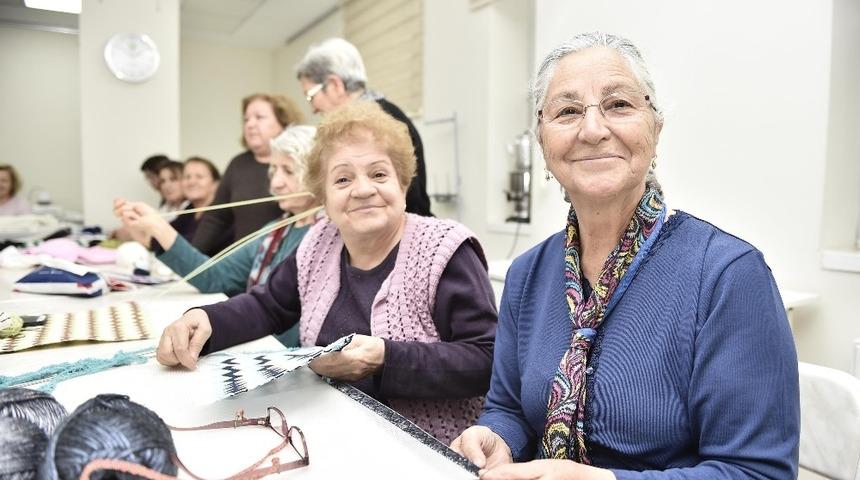 Nineler gen&ccedil;lere taş &ccedil;ıkartıyor
