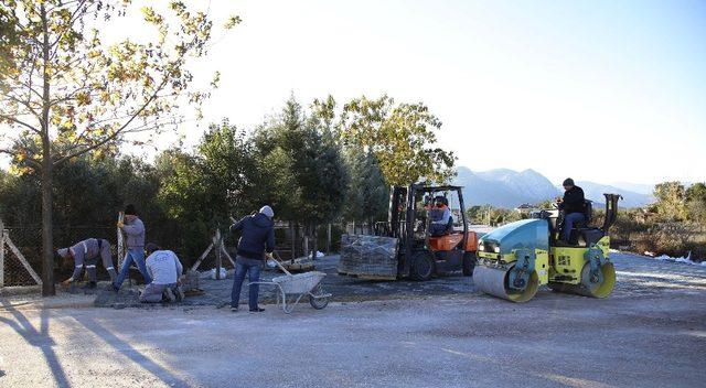 Döşemealtı kilitli parke taşıyla örülüyor