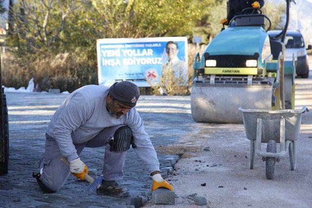 Döşemealtı kilitli parke taşıyla örülüyor