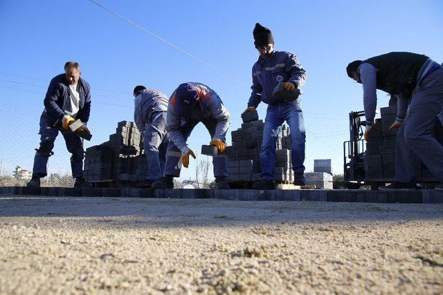 Döşemealtı kilitli parke taşıyla örülüyor