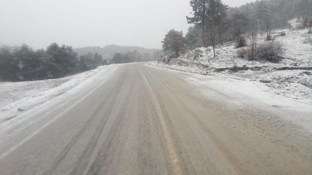 Dursunbey&rsquo;in y&uuml;ksek kesimlerinde kar yağışı etkili oldu