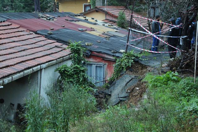 Beşiktaş'ta toprak kayması: Deprem oluyor zannettik