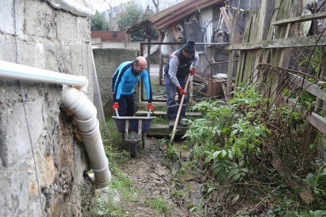 Sapanca Belediyesi ekipleri mazgallara yenileme yapıyor