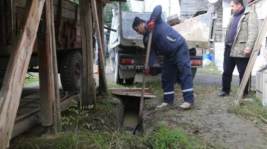 Sapanca Belediyesi ekipleri mazgallara yenileme yapıyor