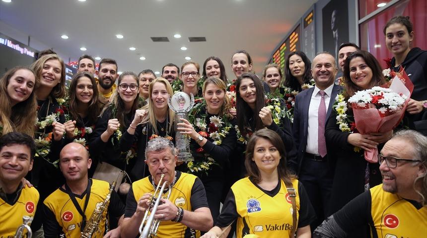 D&uuml;nya şampiyonu VakıfBank T&uuml;rkiye'ye d&ouml;nd&uuml;