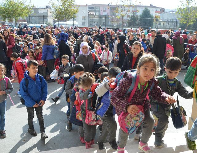 Türkiye’nin en kalabalık ilkokulundaki öğrenci sayısı 66 ilçeden fazla