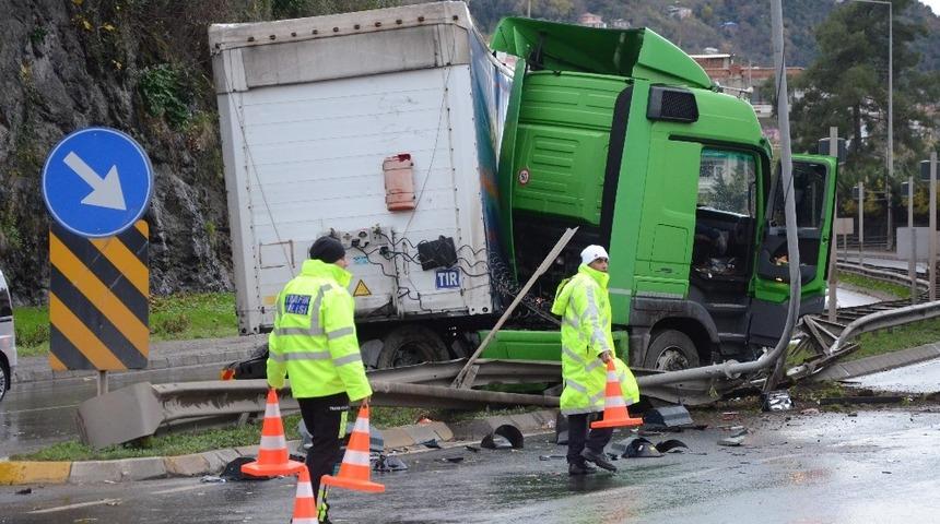 Kontrolden &ccedil;ıkan tır ref&uuml;je &ccedil;ıkarak durabildi