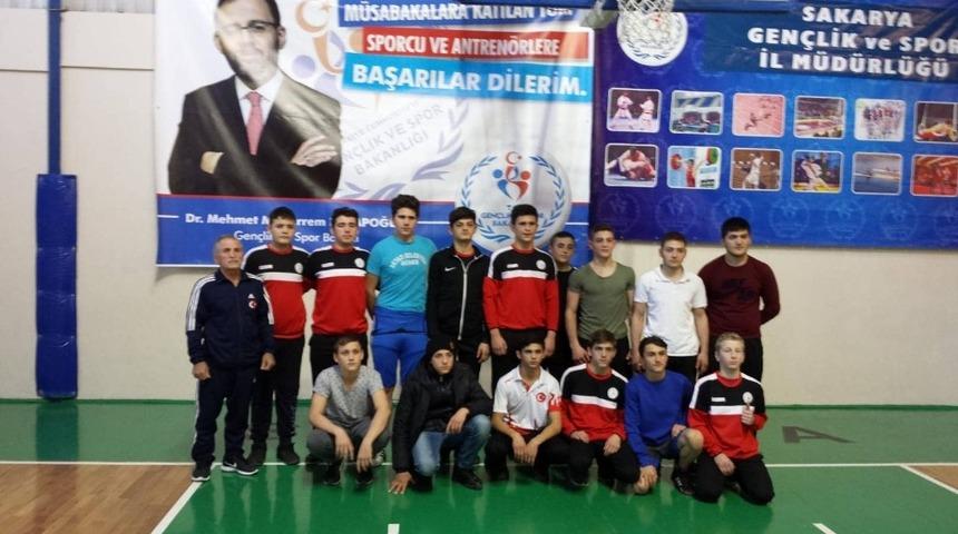 Akyazı Belediyesi g&uuml;reş takımı şampiyonluk yolunda