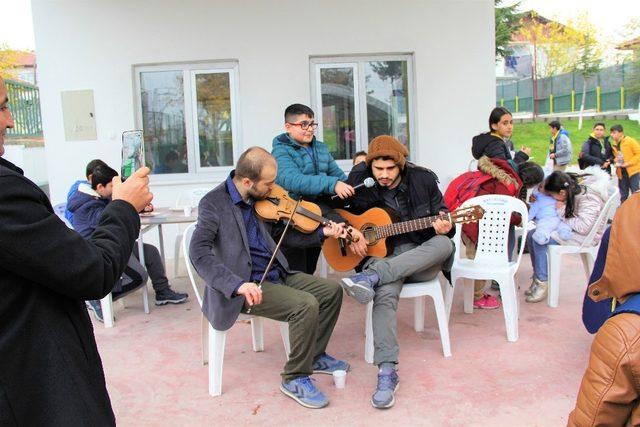 Lise öğrencilerinden anlamlı davranış