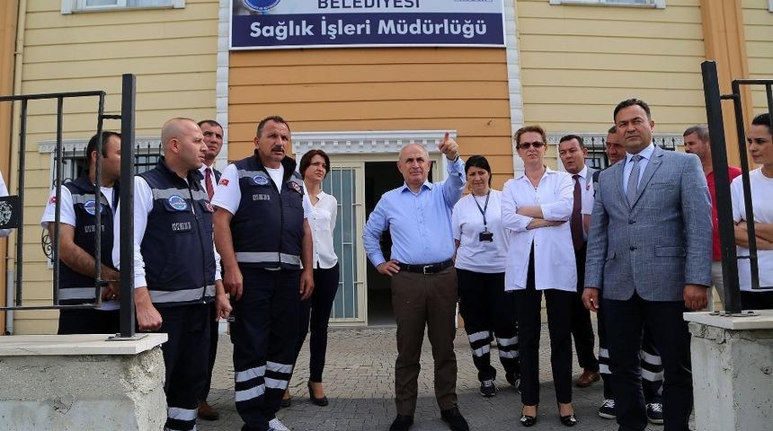 B&uuml;y&uuml;k&ccedil;ekmece Belediyesi evden &ccedil;ıkamayanların yardımına koşuyor