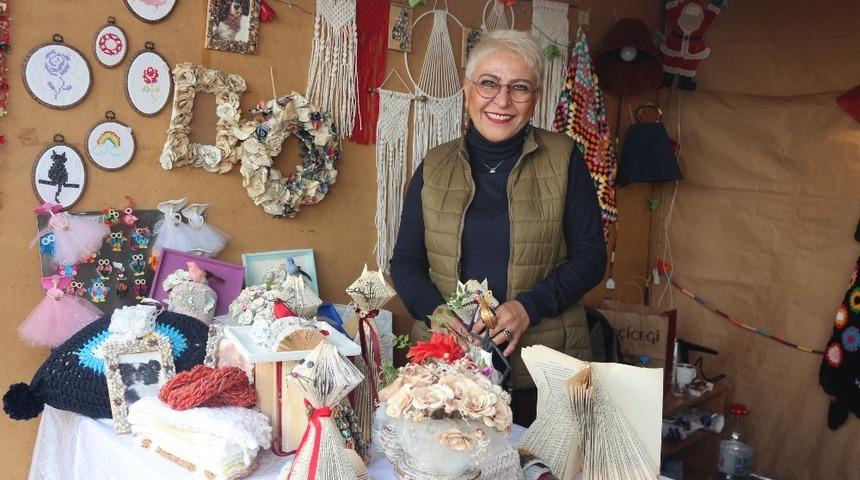 Kullanılmış kağıtlardan hediyelik eşya yapıyor