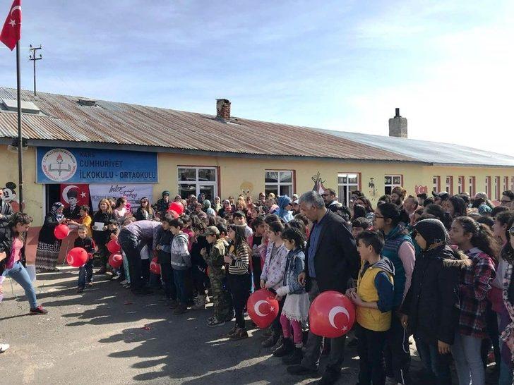 Oyuncak ve kıyafetler Van’daki çocuklara G4