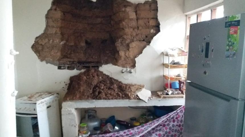 Yağış depremde hasar g&ouml;ren evin duvarını yıktı