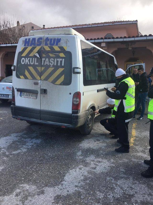 Emet Polisi kış lastiği uygulamasında göz açtırmıyor