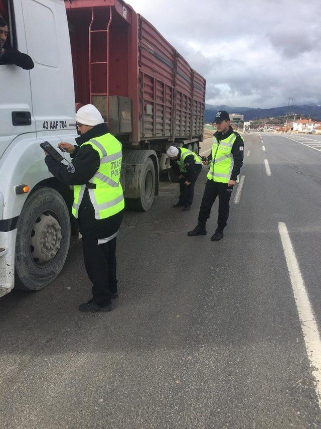 Emet Polisi kış lastiği uygulamasında göz açtırmıyor