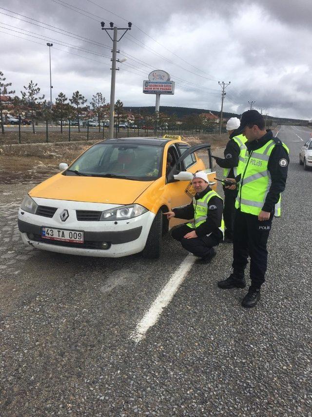 Emet Polisi kış lastiği uygulamasında göz açtırmıyor