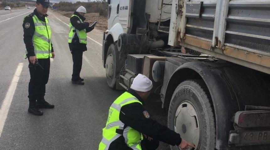 Emet Polisi kış lastiği uygulamasında g&ouml;z a&ccedil;tırmıyor