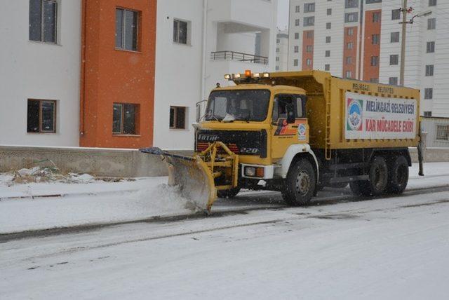 Melikgazi’de kar temizleme ekipleri 24 saat göreve hazır