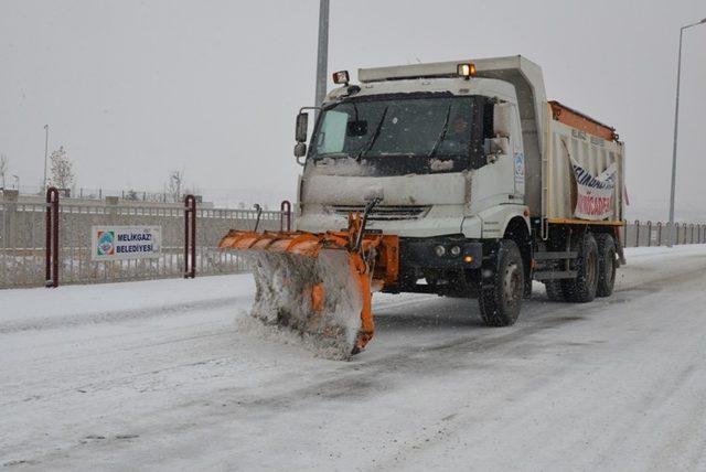 Melikgazi’de kar temizleme ekipleri 24 saat göreve hazır