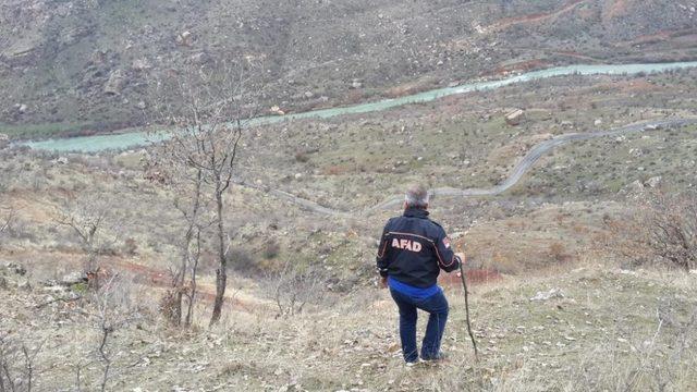 Kayalıklarda mahsur kalan keçi kurtarıldı