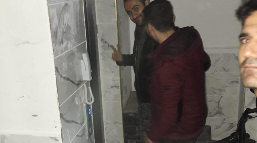 İki kişi asans&ouml;rde mahsur kaldı