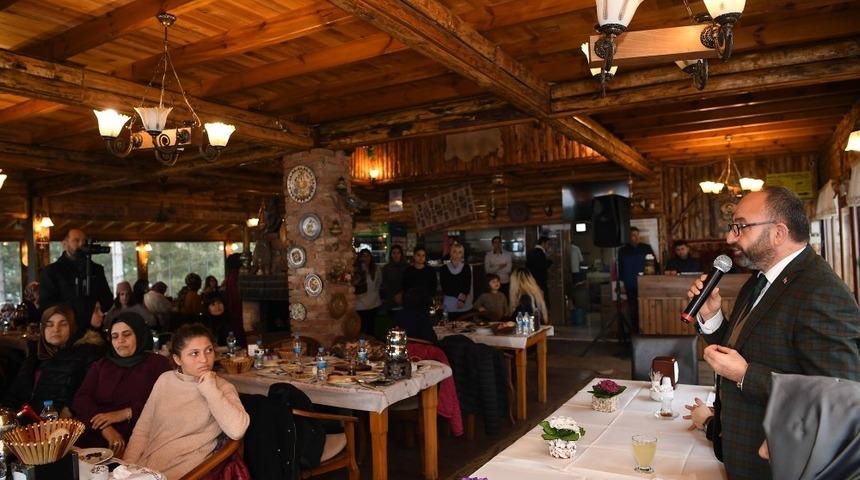 Başkan &Uuml;z&uuml;lmez Kartepeli kadınlarla buluştu