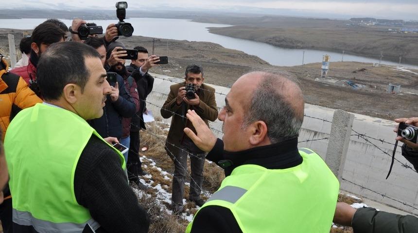 Vali T&uuml;rker &Ouml;ks&uuml;z, Kars Barajı&rsquo;nda incelemelerde bulundu
