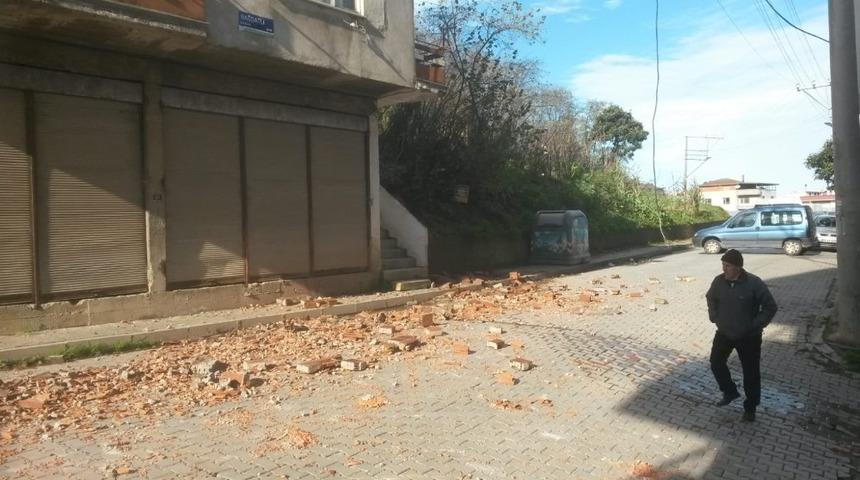 R&uuml;zgar, &ccedil;atıdaki malzemeleri u&ccedil;urdu