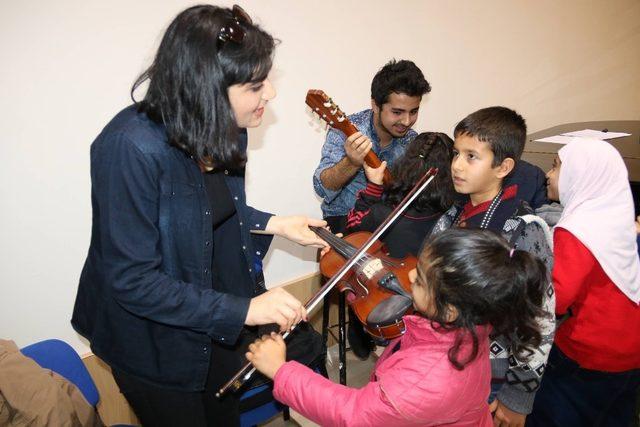 Üniversiteli gençler,  ilkokul öğrencilerini ağırladı