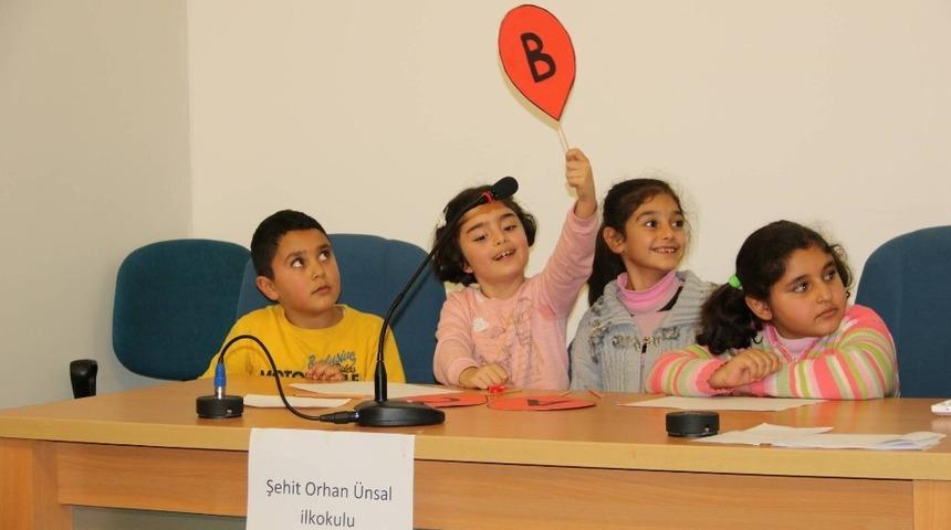 &Uuml;niversiteli gen&ccedil;ler,  ilkokul &ouml;ğrencilerini ağırladı