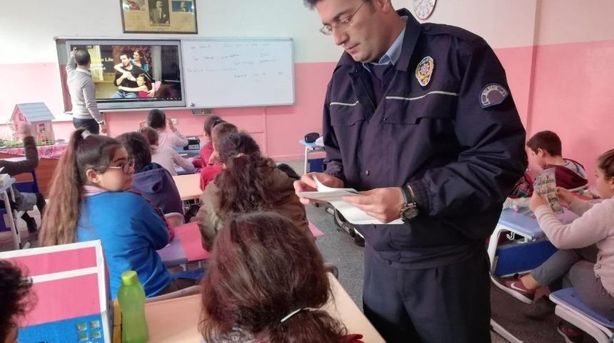 Atatürk Ortaokulu 7. sınıf öğrencilerine trafik dedektifi eğitimi verildi