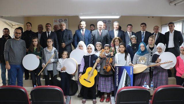 ‘Müzikal Okullar’ Projesi ile enstrüman dağıtıldı