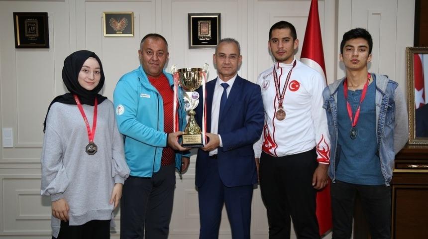 ALKÜ ’lü sporcular kupayı Rektöre hediye etti