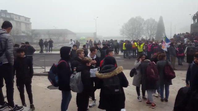 Fransa'da liseliler ‘kara salı’ protestoları düzenliyor