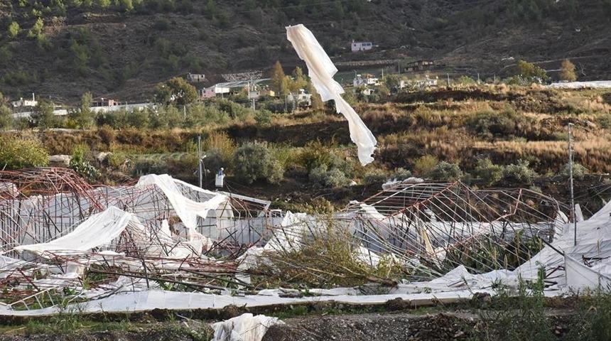 Anamur’da hortum seraları vurdu
