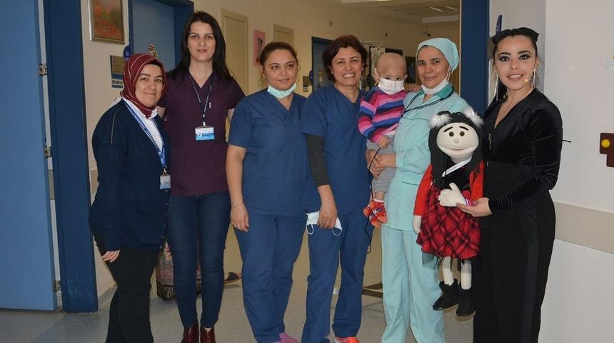 PA&Uuml;&rsquo;de tedavi g&ouml;ren &ccedil;ocuklara kuklalı moral etkinliği