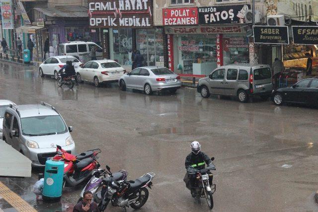 Kuraklıkla boğuşan Kilis’te yağış vatandaşların yüzünü güldürdü