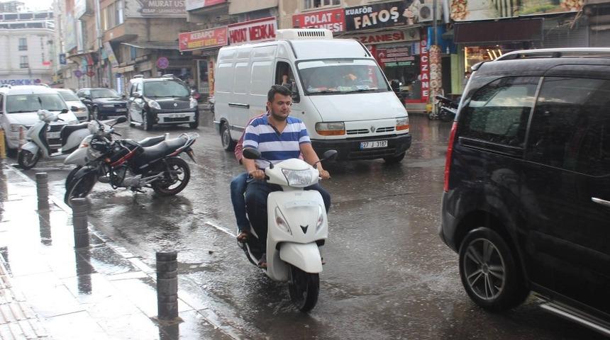 Kuraklıkla boğuşan Kilis&rsquo;te yağış vatandaşların y&uuml;z&uuml;n&uuml; g&uuml;ld&uuml;rd&uuml;
