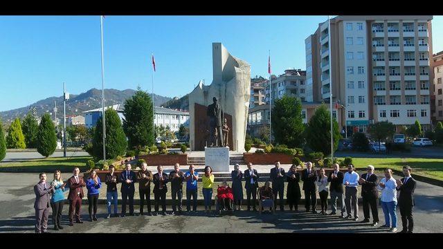 Çayeli'nin tanıtımı için türkü söyleyip, klip çektiler