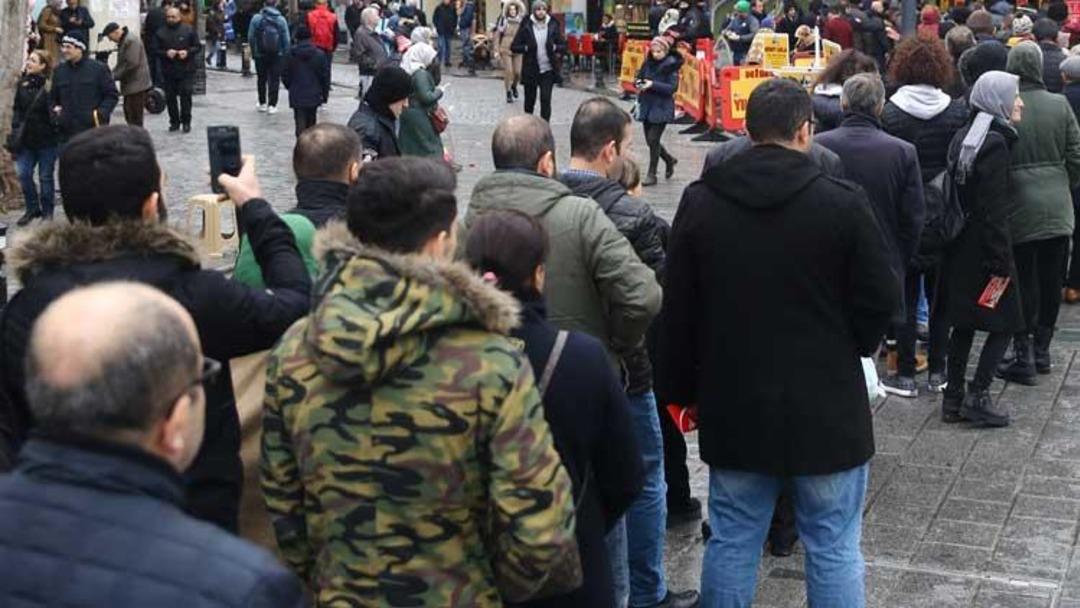 Milli Piyango bileti satın almak isteyenler T&uuml;rkiye'nin d&ouml;rt bir yanından Nimet Abla gişesine akın etti