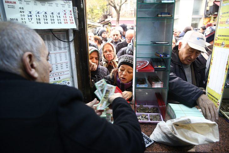 Milli Piyango bileti satın almak isteyenler Türkiye'nin dört bir yanından Nimet Abla gişesine akın etti G1