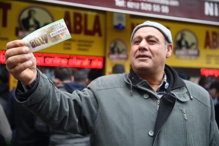 Milli Piyango bileti satın almak isteyenler Türkiye'nin dört bir yanından Nimet Abla gişesine akın etti G2