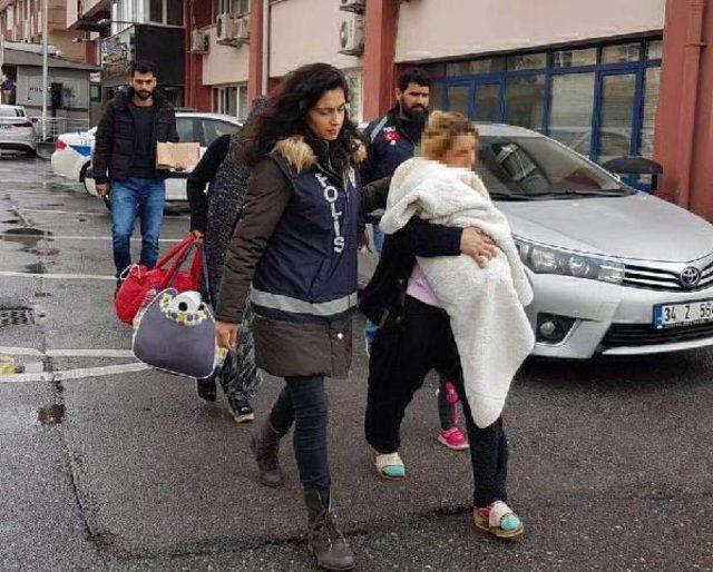 3 kilo altın çalıp, bebek arabasına koyarak kaçan 2 kadın yakalandı