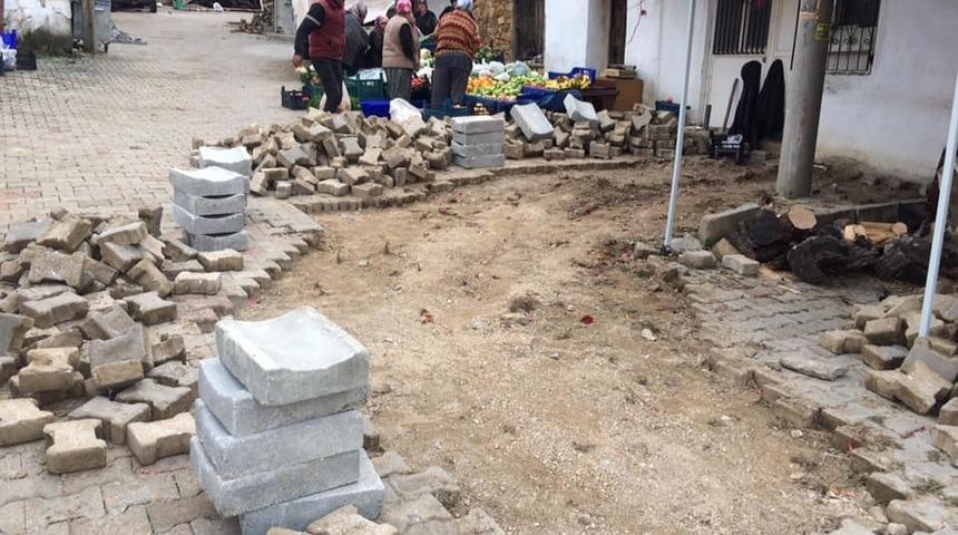 Burhaniye&rsquo;de kırsal mahallelerde bozulan yollara onarım